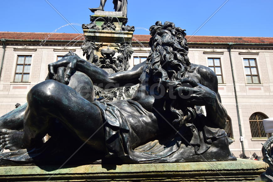 Германия. Мюнхен. Скульптура мужчины 