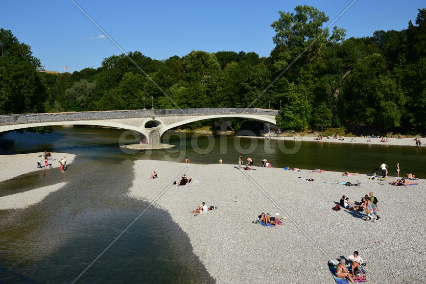 Германия. Мюнхен. Пляж на берегу реки 