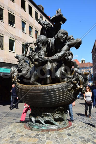 Германия - город Нюрнберг. Памятник людей в лодке 