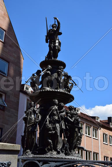 Германия - город Нюрнберг. Скульптура людей 