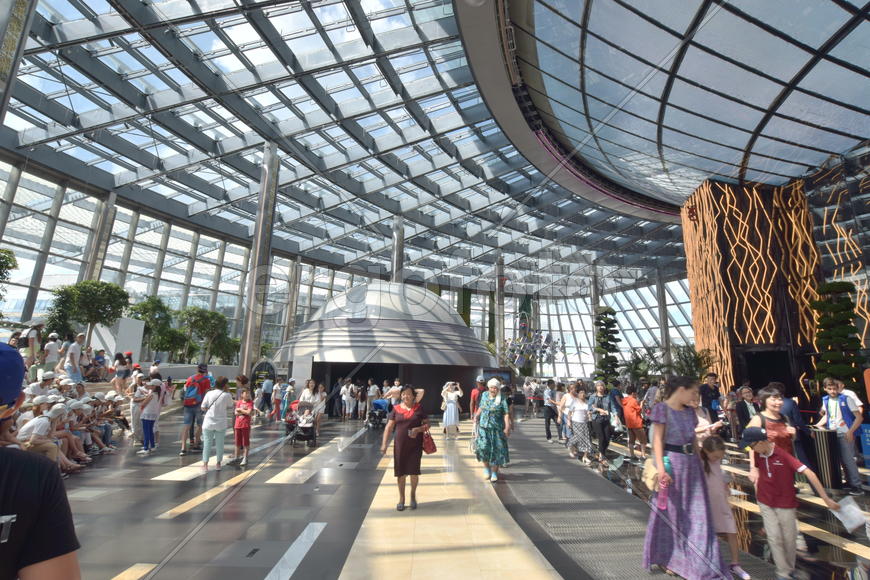 Интерьер стеклянной сферы "Нур-Алем". Казахстан