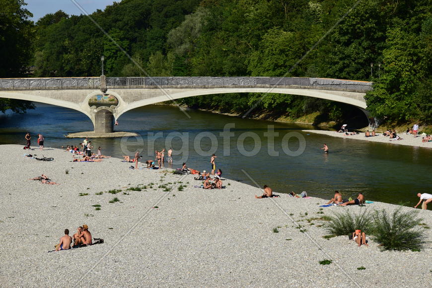 Германия. Мюнхен. Пляж на берегу реки 