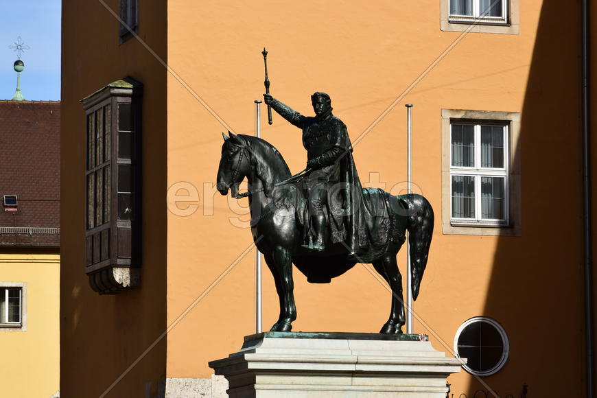 Германия. Город Регенсбург. Скульптура мужчины на коне 