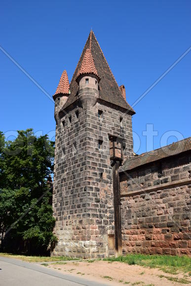Германия - город Нюрнберг. Фасад крепости с башннями 