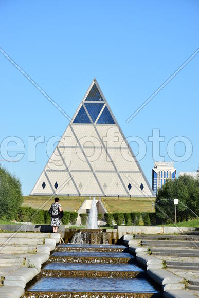 Астана - стеклянная пирамида. Казахстан 