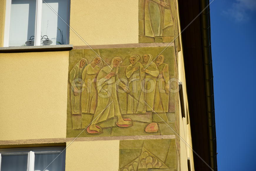 Германия - город Бамберг. Скульптуры на фасаде здания 