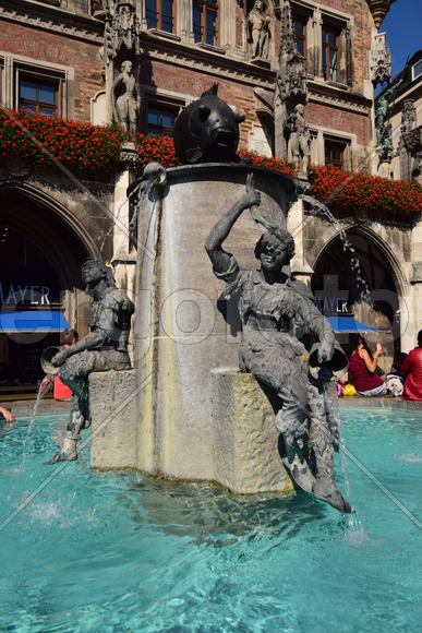 Германия. Мюнхен. Фонтан со скульптурами 