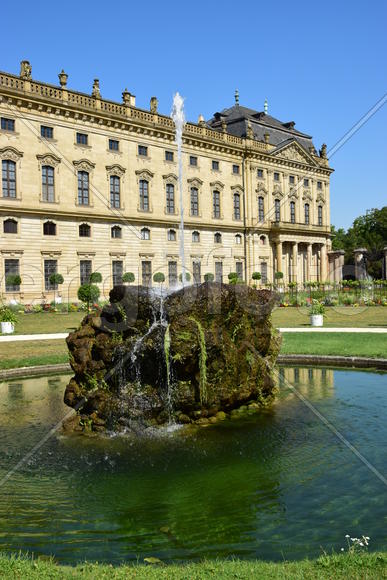 Германия - Город Вюрцбург, Фонтан с видом на резиденцию 