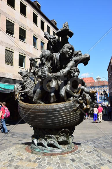 Германия - город Нюрнберг. Памятник людей в лодке 