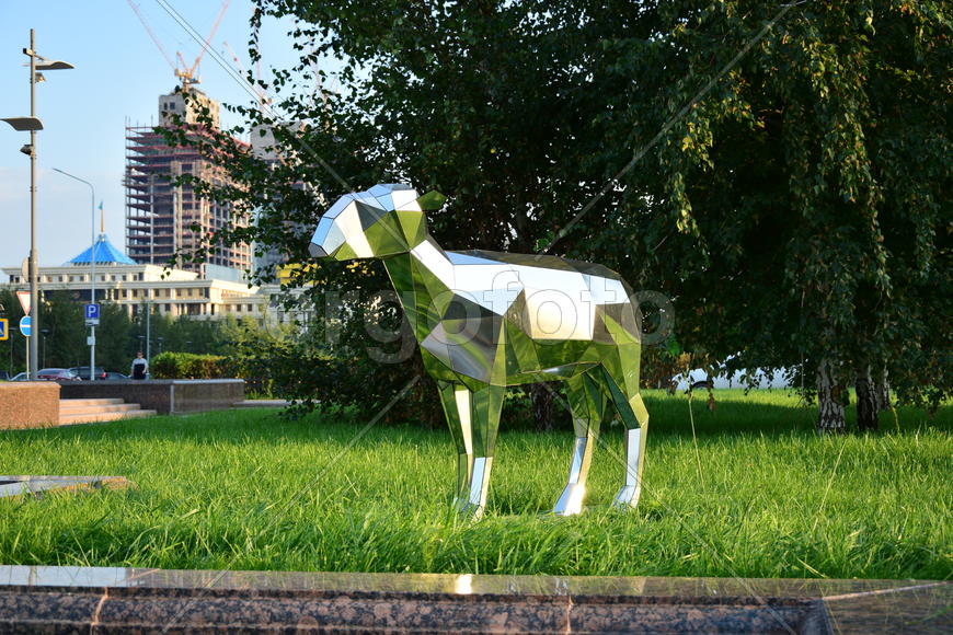 Астана - уличная скульптура из зеркал 