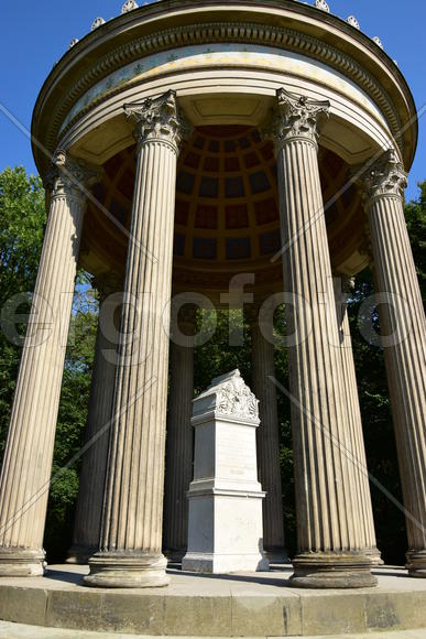 Беседка на территории дворах "Нимфенбург". Германия