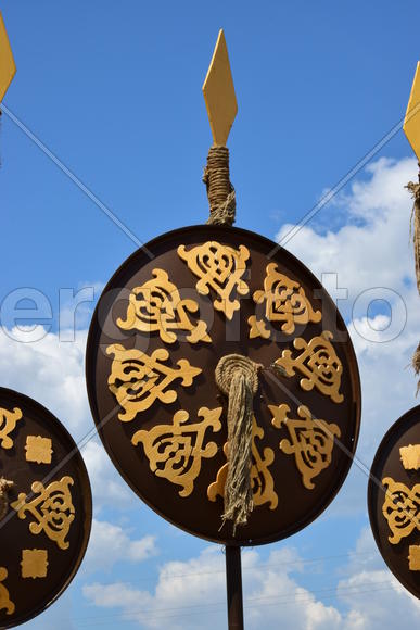 Старинные щиты украшенные орнаментом 