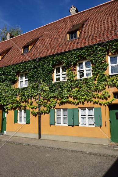 Аугсбург - ФУГГЕРАЙ, небольшие дома обвитые плющом 