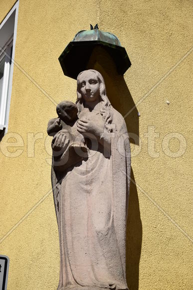 Германия - город Нюрнберг. Уккрашение на фасаде здания 