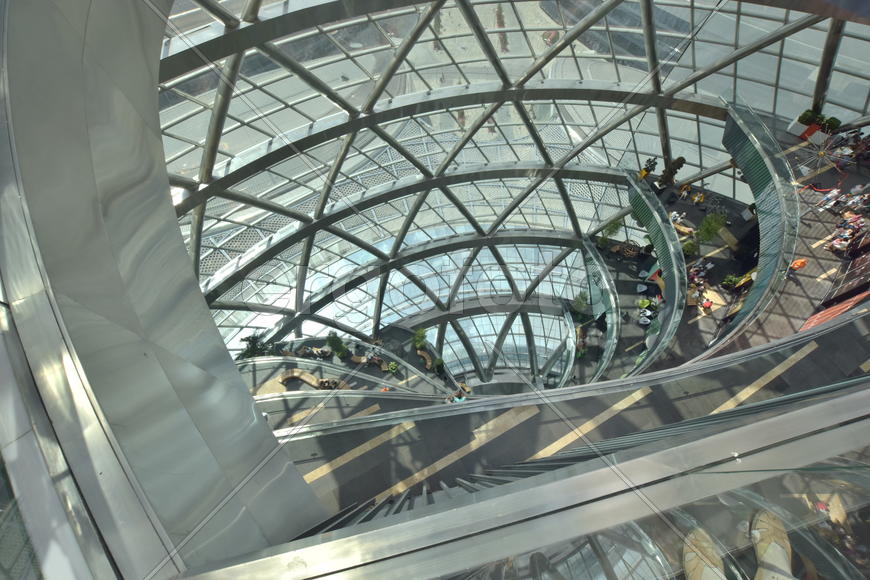 Интерьер стеклянной сферы "Нур-Алем". Казахстан