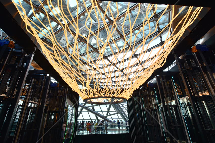 Интерьер стеклянной сферы "Нур-Алем". Казахстан