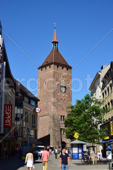 Германия - город Нюрнберг. Старинная башня с часами 