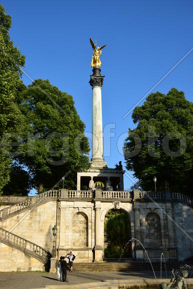 Германия. Мюнхен. Золотая скульптура  на постаменте в парке 