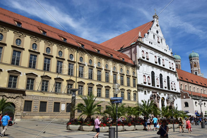 Германия. Мюнхен. Фасад старинного здания 