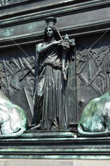 Германия. Мюнхен. Скульптура женщины 