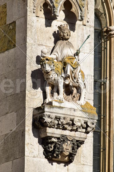 Германия - город Регенсбург. Скульптуры и украшения на фасаде здания 