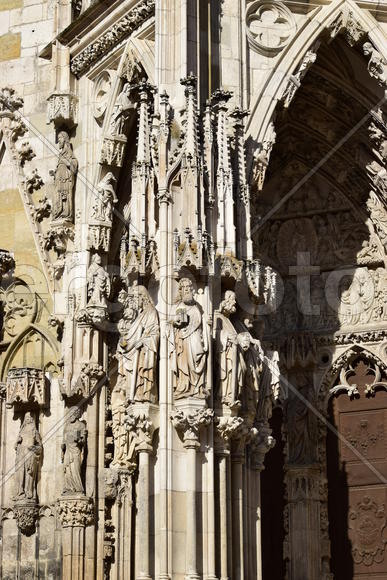 Германия - город Регенсбург. Скульптуры и украшения на фасаде здания 
