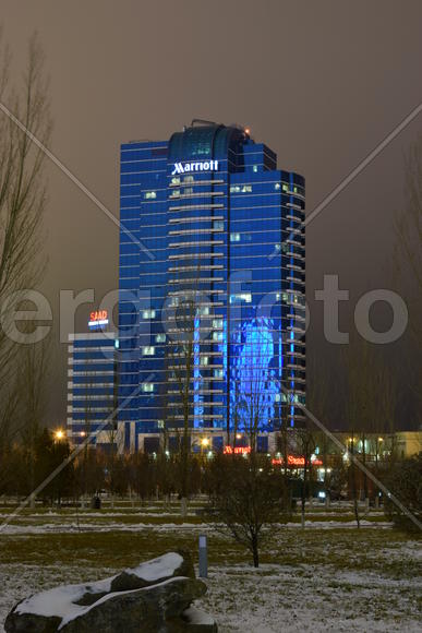 Астана. Современная архитектура города ночью 