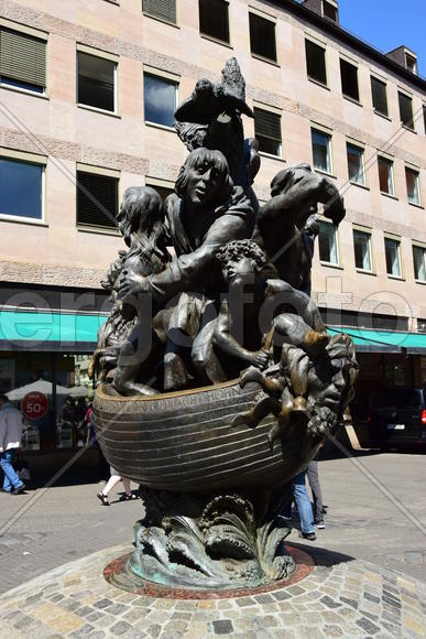 Германия - город Нюрнберг. Памятник людей в лодке 