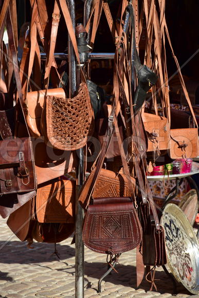 Кованные сумки на продаже в лавке 