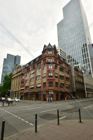 Старинное здание с видом на небоскреб