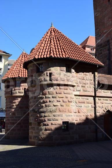 Германия - город Нюрнберг. Фасад крепости с башннями 