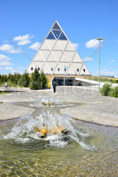 Астана - стеклянная пирамида. Казахстан