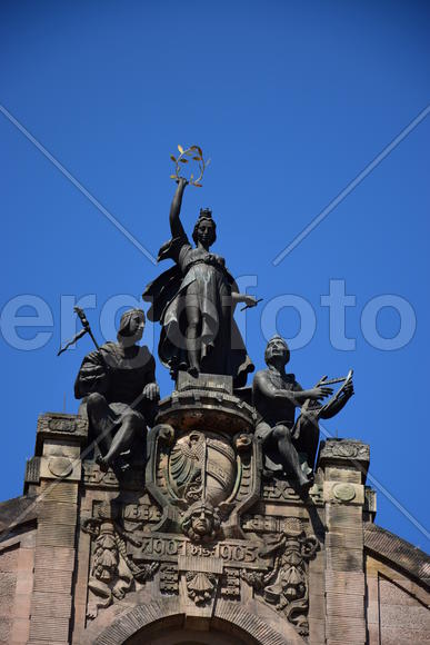 Германия - город Нюрнберг. Уккрашение на фасаде здания 