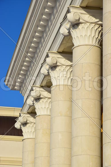 Украшения на фасаде здания 