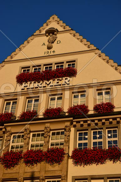 Германия. Мюнхен. Фасад современного здания 