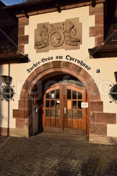 Германия - город Нюрнберг. Украшения на фасаде здания 