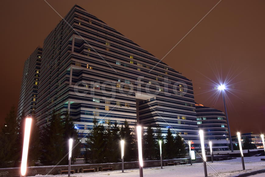 Астана. Современная архитектура города ночью 