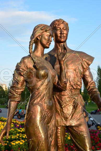 Бронзовая скульптура мужчины и женщины. Астана- Казахстан 