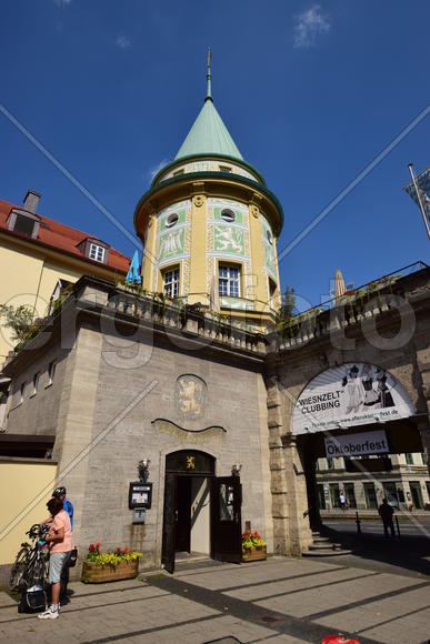 Германия. Мюнхен. Башня старинного здания 