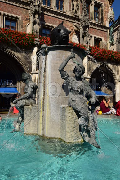 Германия. Мюнхен. Фонтан со скульптурами 