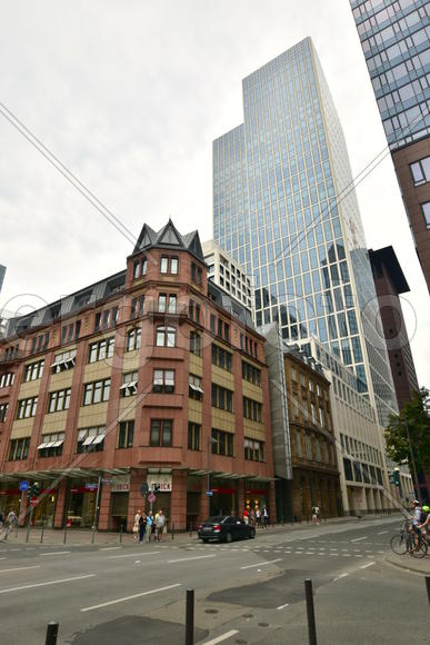 Старинное здание с видом на небоскреб