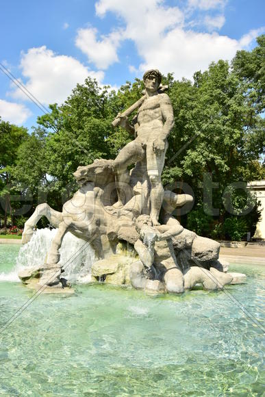 Германия. Мюнхен. Фонтан со скульптурами 