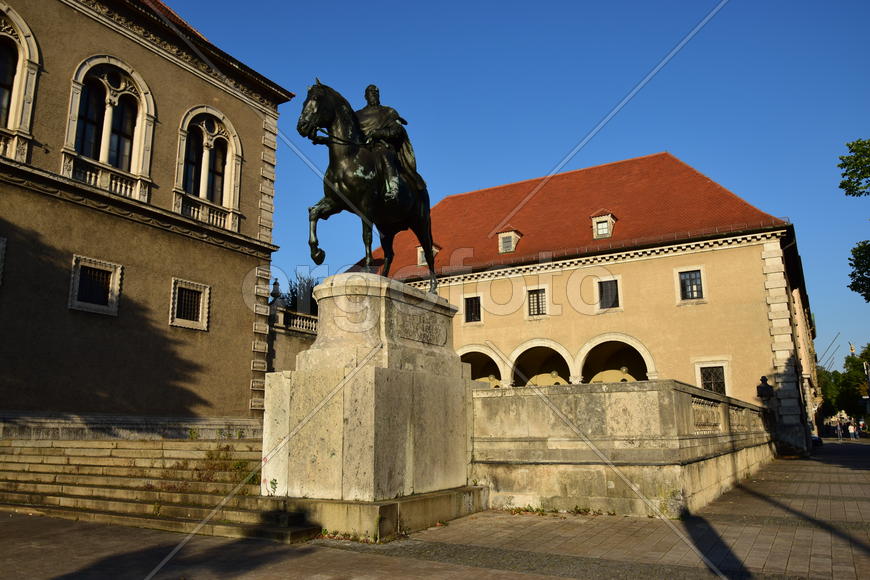 Германия. Мюнхен. Скульптура мужчины на коне 