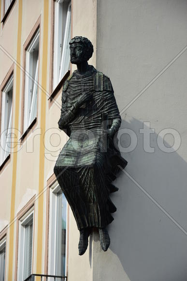 Германия - город Нюрнберг. Скульптуры на фасаде здания 