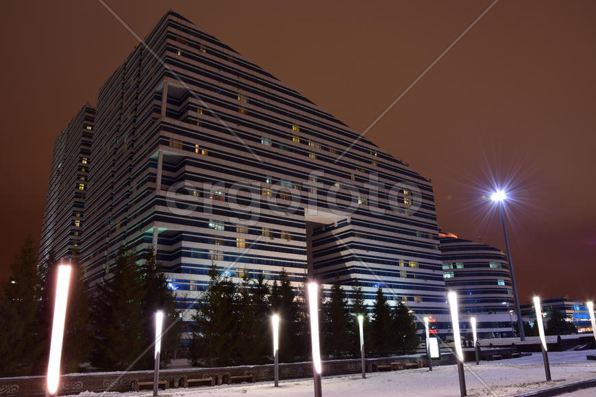 Астана. Современная архитектура города ночью 