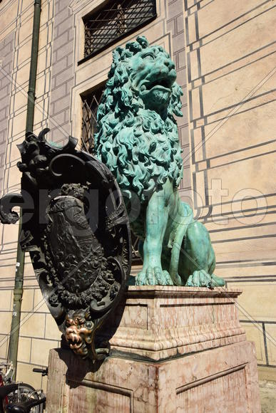 Германия. Мюнхен. Скульптура льва с щитом 