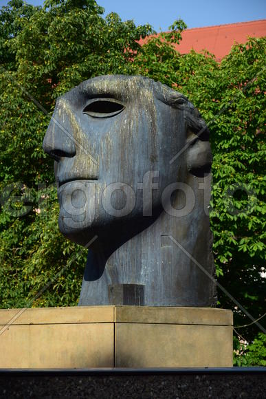 Германия - город Бамберг. Скульптура половины лица человека 
