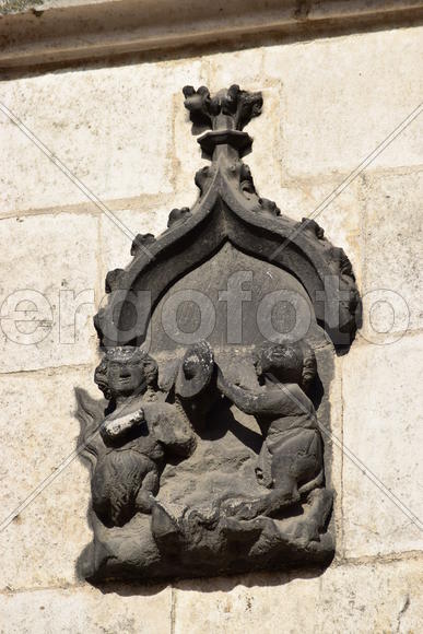 Германия - город Регенсбург. Скульптуры и украшения на фасаде здания 