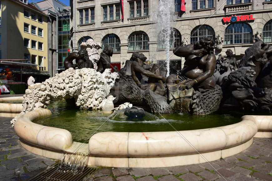 Германия - город Нюрнберг. Фонтан со скульптурами 