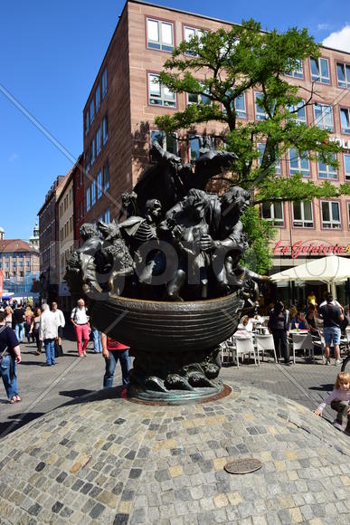 Германия - город Нюрнберг. Памятник людей в лодке 